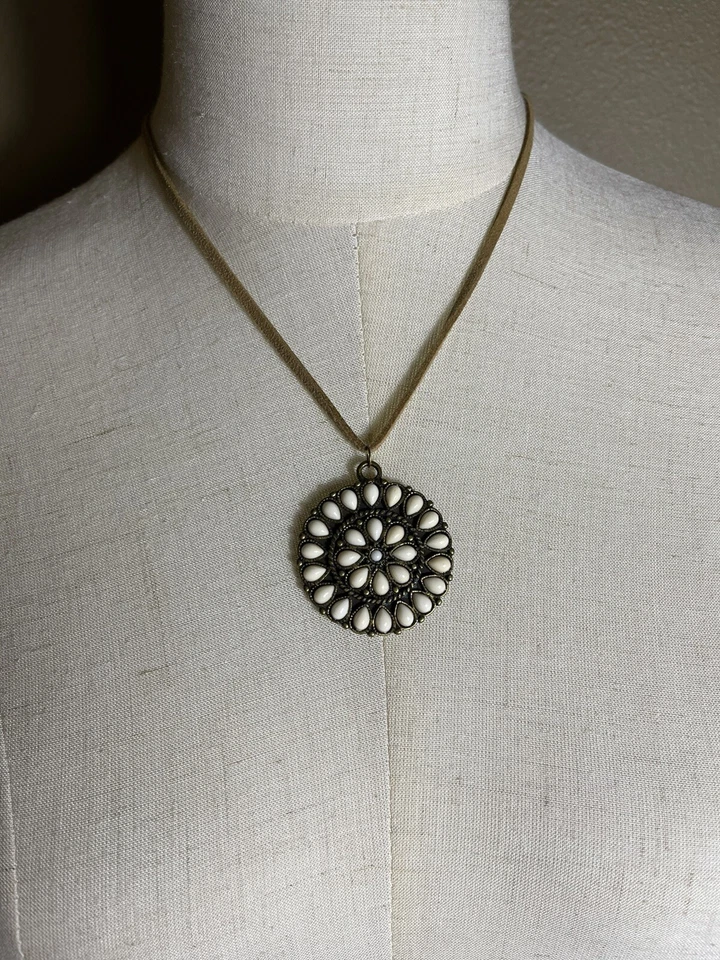 Collar medallón de latón estilo vintage boho cadena de cuero ajustable estilo años 70 Foto 2 de 4