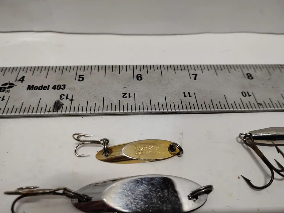 Lote de 11 señuelos de pesca con mosca, cucharas y cola de gallo varios Foto 4 de 4