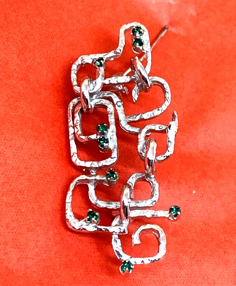 SPILLA IN ARGENTO 800 MODERNISTA, ANNI 70 MARTELLATA E LUCIDA CON 9 PIETRE VERDI - Immagine 2 di 4