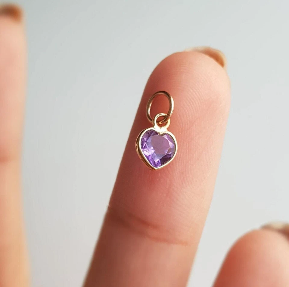 Colgante de piedras preciosas naturales hecho a mano con dije de amatista púrpura corazón oro macizo de 18k Foto 2 de 4
