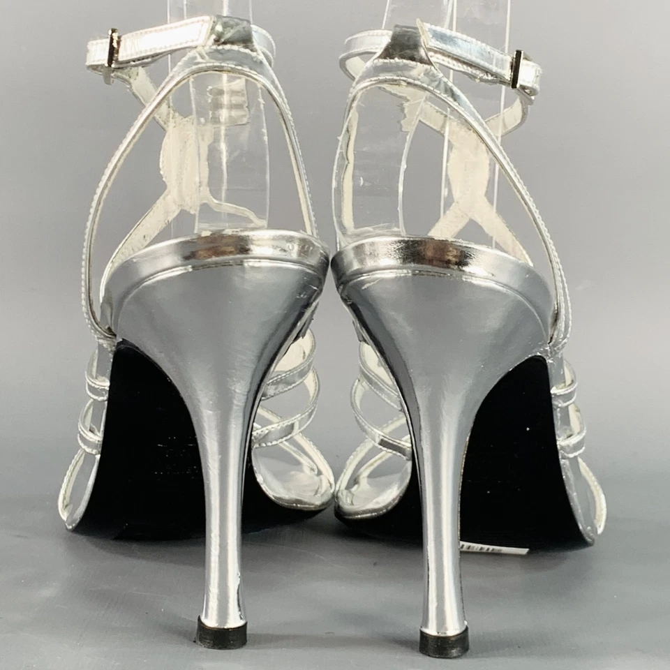 Stuart Weitzman Taglia 6 Sandali Strappy In Pelle Sintetica Metallizzata Argento - Immagine 3 di 4