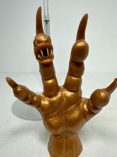 Custom M.U.S.C.L.E. Figura de exhibición de oro de 6" de Mattel The Claw - Imagen 4 de 10