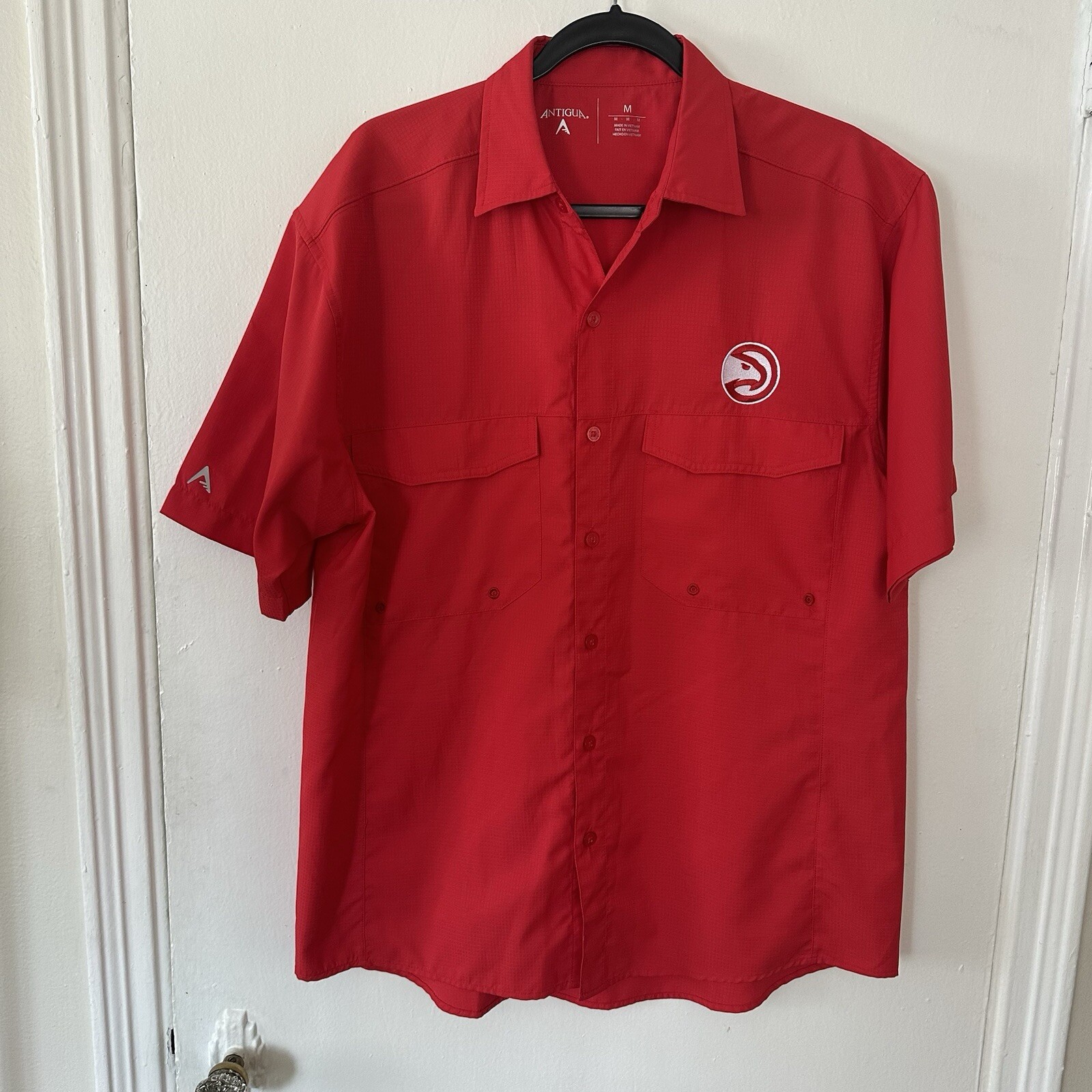NBA Atlanta Hawks Fishing Shirt Medium Red Vented Pockets Button Short Sleeve