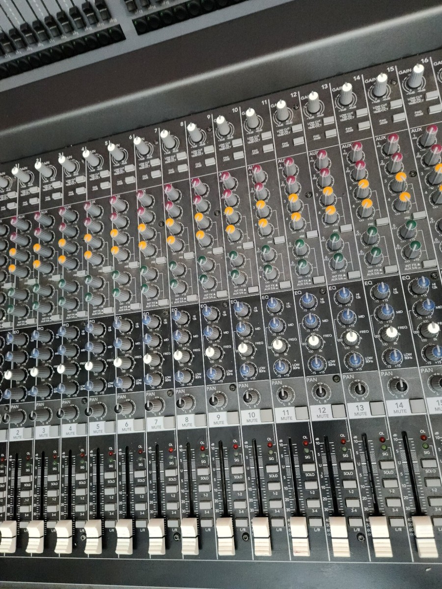 Mackie 2404-VLZ3 24-Channel 4-Bus Mixing Console with Mackie 2404-VLZ3 24-Channel 4-Bus Mixing Console with