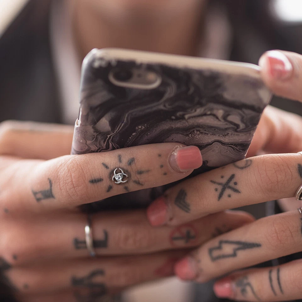 Tapa de anclaje dérmico roscada interna símbolo de riesgo biológico central de circonita cúbica de 6 mm 14G Foto 3 de 4