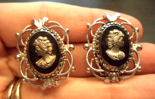 VINTAGE ESTATE SIGNED WHITING & DAVIS GLASS CAMEO 1 1/8" CLIP EARRINGS! G44973