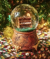 TAYLOR SWIFT | THE ERAS TOUR ACOUSTIC PIANO SNOW GLOBE IN HAND