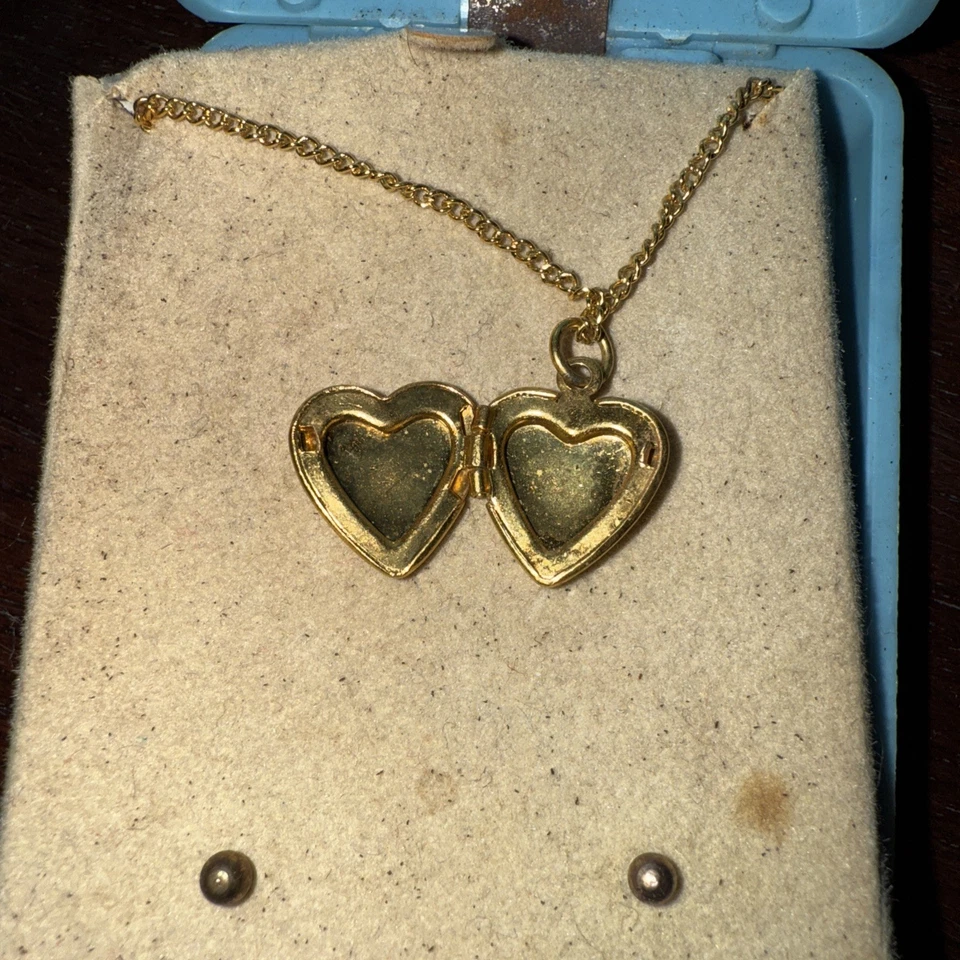 Women’s Heart Locket Necklace , Not Sure If Real Gold , Chain Has A Bad Spot. - Image 2 of 4
