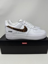 Preços baixos em Nike Supreme x GOODENOUGH x Air Force 1 Low White