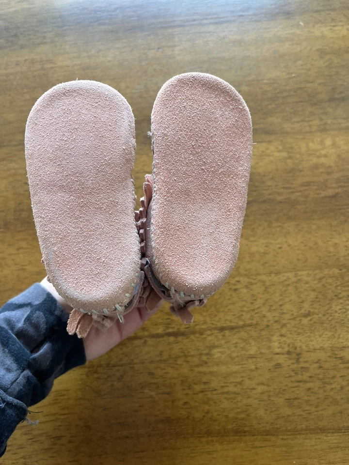 Minnetonka Moccasins boots pale pink rose baby girl size 2 - Image 4 of 4