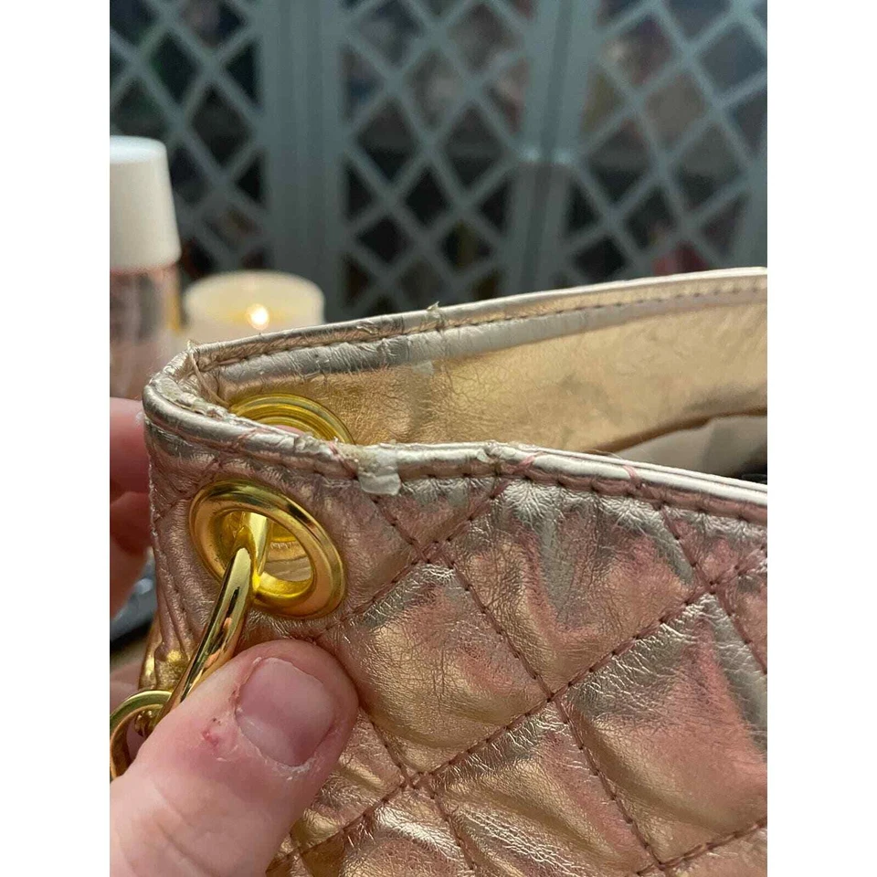 Bandolera Amrita Singh Metálica Oro Rosa Foto 4 de 4