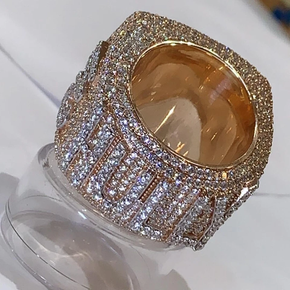 Anillo de hombre con letra personalizada de moissanita real de corte redondo de 5 quilates enchapado en oro rosa de 14 quilates Foto 4 de 4