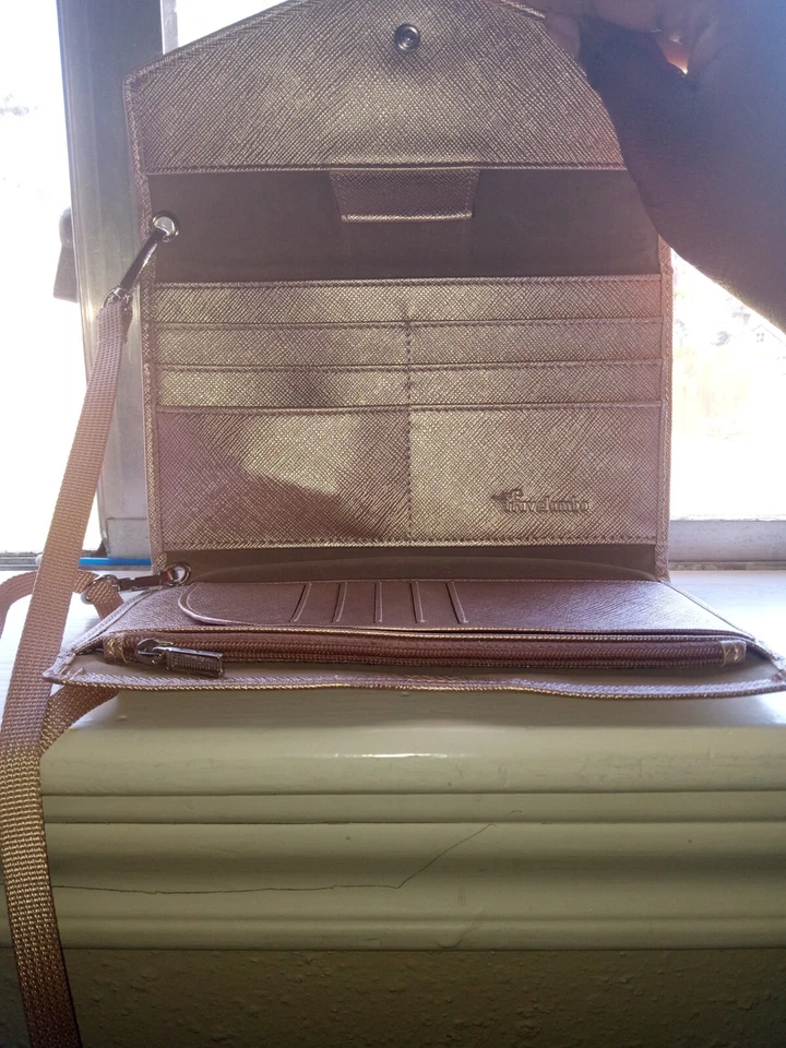 El color es colorido y tiene como personajes de dibujos animados y hello kitty y otros Foto 3 de 4