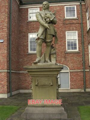 FOTO OLIVER CROMWELL SEINE STATUE AM BRÜCKENFUSS AUF DEM GELÄNDE DER AKADEMIE. 2
