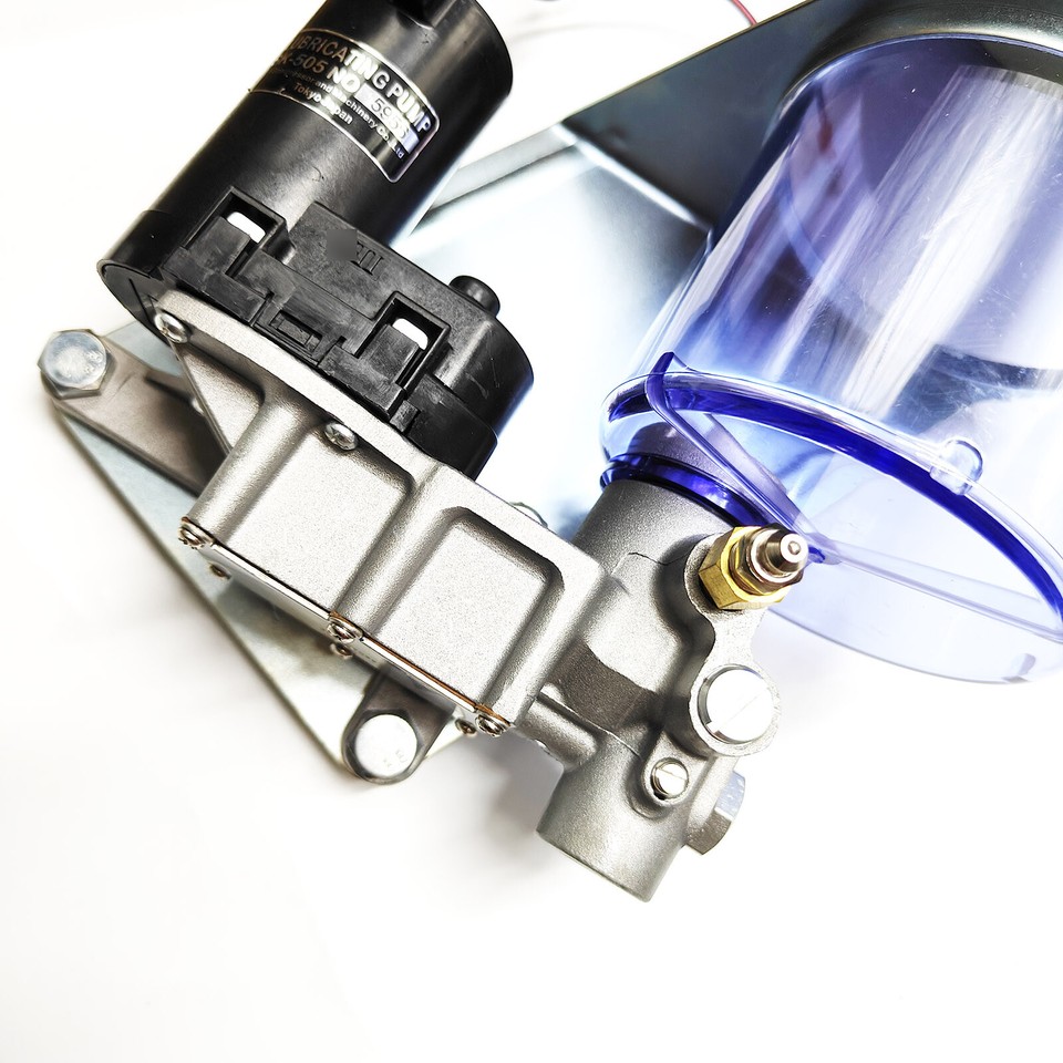 New In Box SK-505 Grease Lubricating Pump with Power 24VDC New In Box SK-505 Grease Lubricating Pump with Power 24VDC