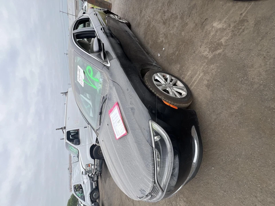 Conjunto de parachoques delantero usado para: Chrysler 200 SDN 2015 sin asistencia de estacionamiento para Foto 2 de 4