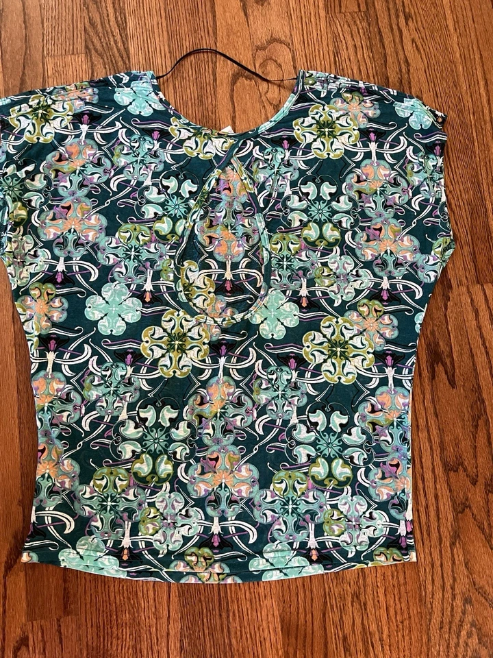 Top Soybu para mujer talla mediana verde azulado con espalda abierta mangas cortas Foto 3 de 4