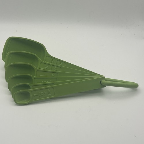 Tupperware Vintage Mela Verde Plastica Cucchiai Set Completo 7 Pezzi con Anello - Foto 5 di 5