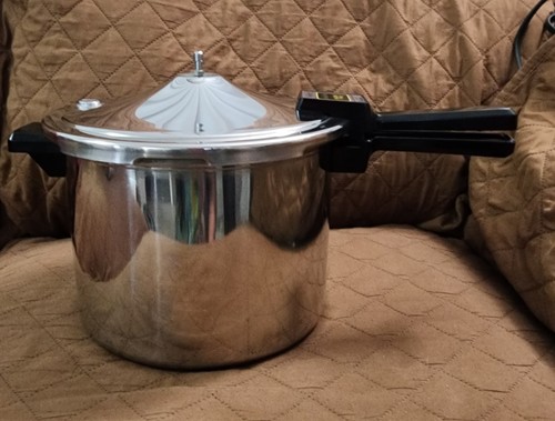 Vintage Presto stainless steel 6 quart pressure cooker Model 0135004 - Picture 6 of 9