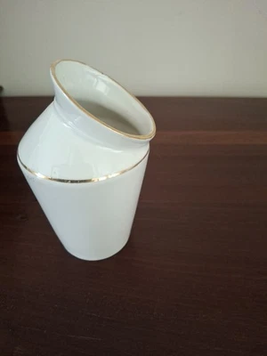 POT A LAIT / CREME porcelaine blanche filet doré. 20e, Haut. 12 cm - Photo 1/4