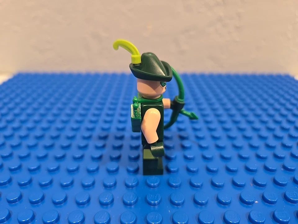 LEGO Green Arrow Minifigure - 70919 DC Batman Justice League Anniversary **NEW** - Image 4 of 4