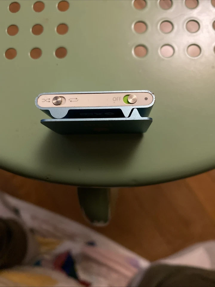 Apple iPod Shuffle 2nd Generation 2GB with Dock - Image 3 of 4