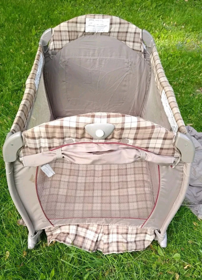 Bolígrafo Eddie Bauer Pack N Play Yard Play marrón tostado Foto 2 de 4