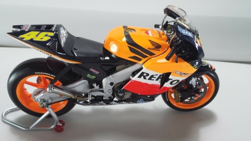 Valentino Rossi. Honda RC211V MotoGP 2003. Minichamps 1/12. - Picture 8 of 12