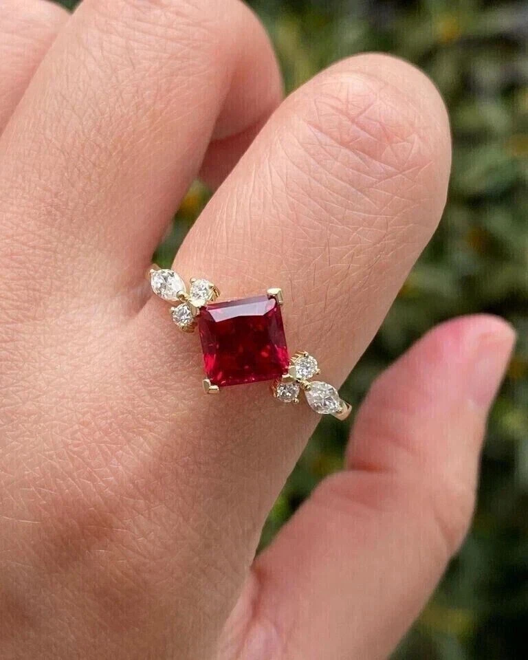 Juego de anillos nupciales potenciadores de rubí creados en laboratorio corte princesa de 3 quilates de oro amarillo de 14 quilates Foto 2 de 4