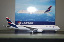 Phoenix 1:400 LATAM Boeing 787-9 PS-LAA (11712) Die-Cast Model Plane