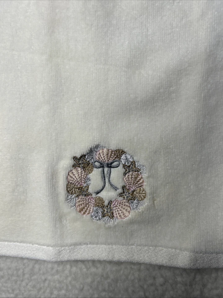 Coastal Breeze Collection - 2 toallas bordadas concha marina marfil para dedos 12”x18” Foto 3 de 4