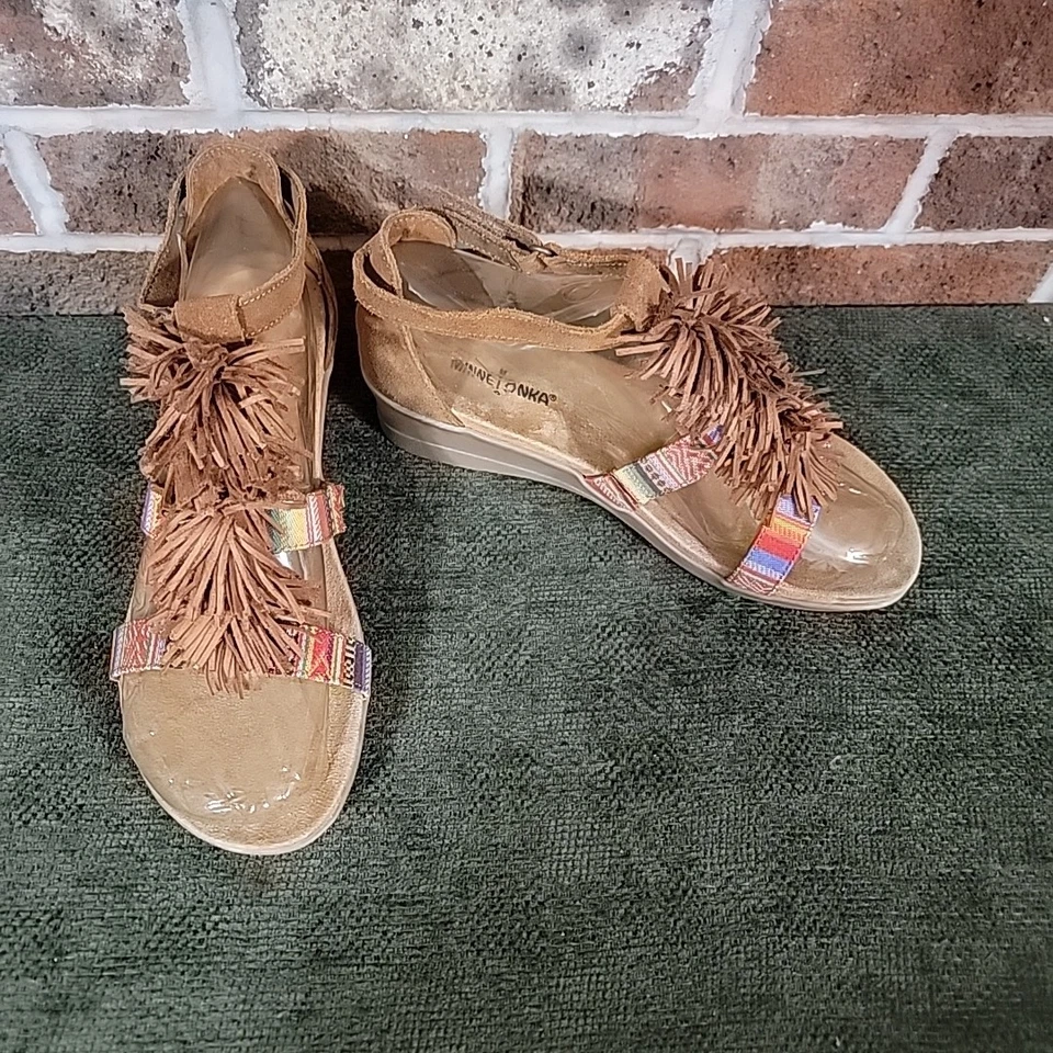 Sandalia de cuña con flecos Minnetonka Desi marrón Frisco para mujer talla 10 Gladiador Pom Pom Foto 3 de 4