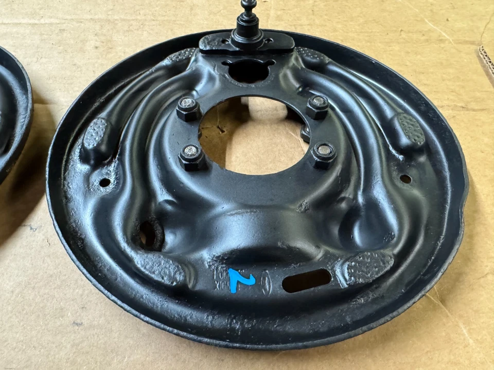 Оригинальные монтажные пластины заднего барабанного тормоза 87-93 Ford Mustang 8.8 - Изображение 2 из 4