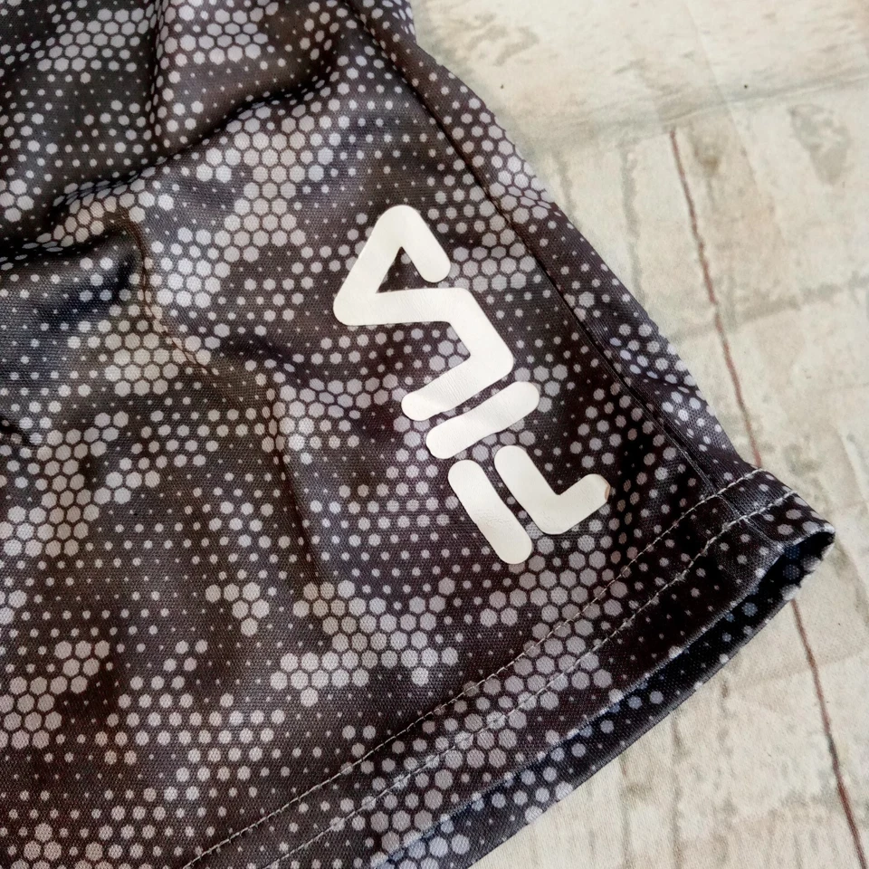 Шорты Fila Kids для мальчиков черные/серые пиксельный знак спереди размер 5 - Изображение 2 из 4