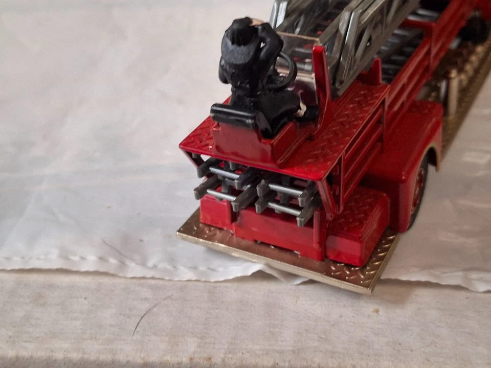 Corgi. (China) Mack Aeriel Fire Truck American la France rot - Bild 4 von 4