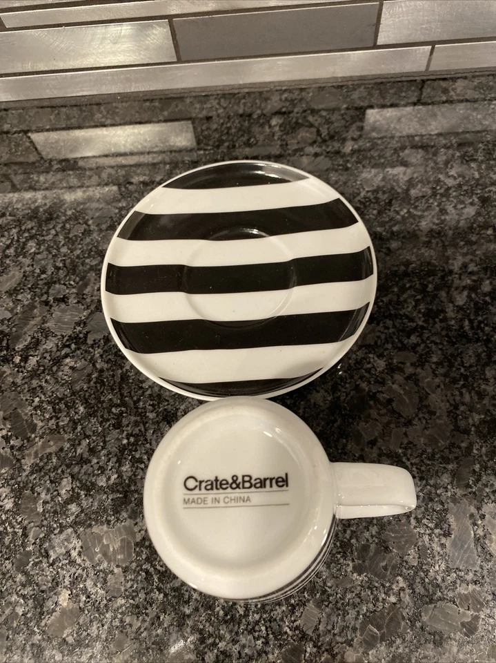 Juego de 4 tazas y platillos de café espresso Demitasse negro/blanco Crate & Barrel Foto 4 de 4