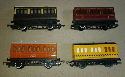 Spur OO HORNBY 4-RAD-REISEBUS verschiedene Lackierungen GWR Southern grün blau purpurrot