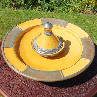 Leuchtend gelbe Vintage marokkanische Safi Schüssel mit Zinn Detail & passender Tajine