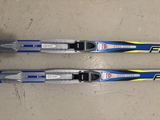 Langlaufski Fischer Mit Bindung 202 cm und Leki-Ski-Stöcke 1,55