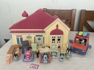BLUEY FAMILIENHAUS, HEELER FAMILIENAUTO UND JEDE MENGE MÖBEL & FIGUREN (771/DR)