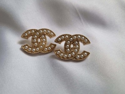 KONVOLUT VON ZWEI GOLDENEN CHANEL KNÖPFEN MIT PERLEN 22mm x 14mm