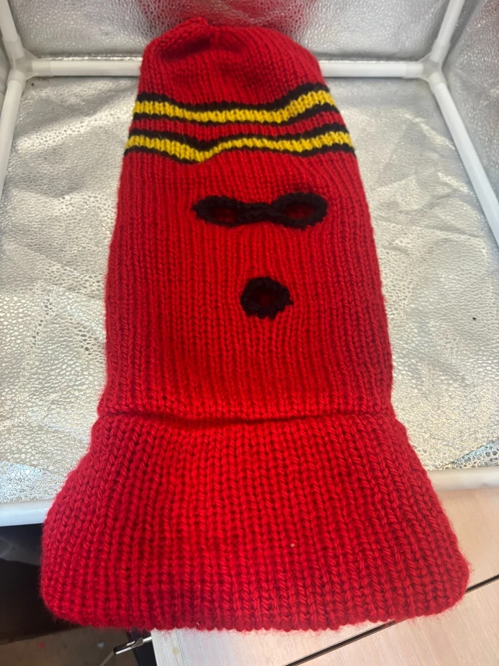 Máscara de esquí roja con rayas negras/doradas pasamontañas sombrero de invierno estilo Carhart Foto 2 de 4