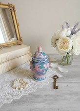 Petit pot en céramique style chinois rose et bleu motifs floraux avec couvercle