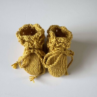 Handgestrickte Stiefel 0-6 Monate/Stylecraft Bambino Farbe Mellow Yellow