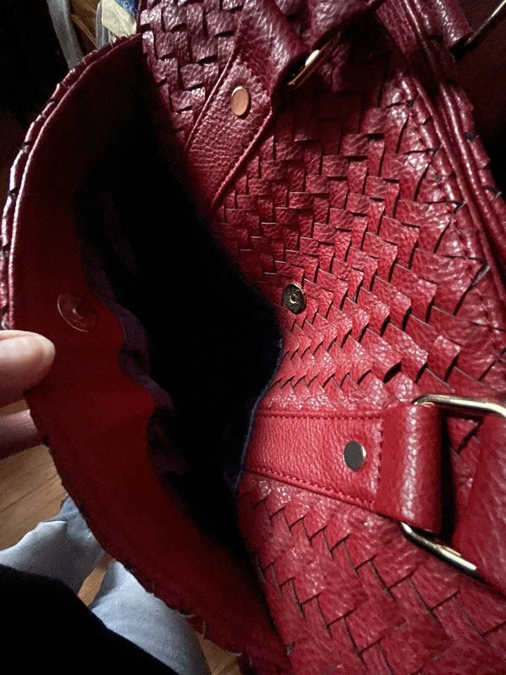 Hermoso bolso de mano Deux Lux tejido espacioso en rojo con herrajes dorados / 21 X 12 Foto 4 de 4