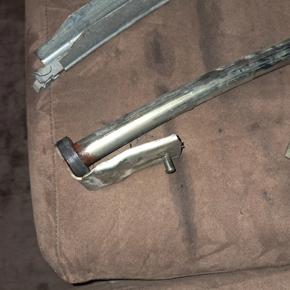 84-89 Lincoln Mark VII Passenger Right Front Door Window Track Guides  Foto 3 de 4