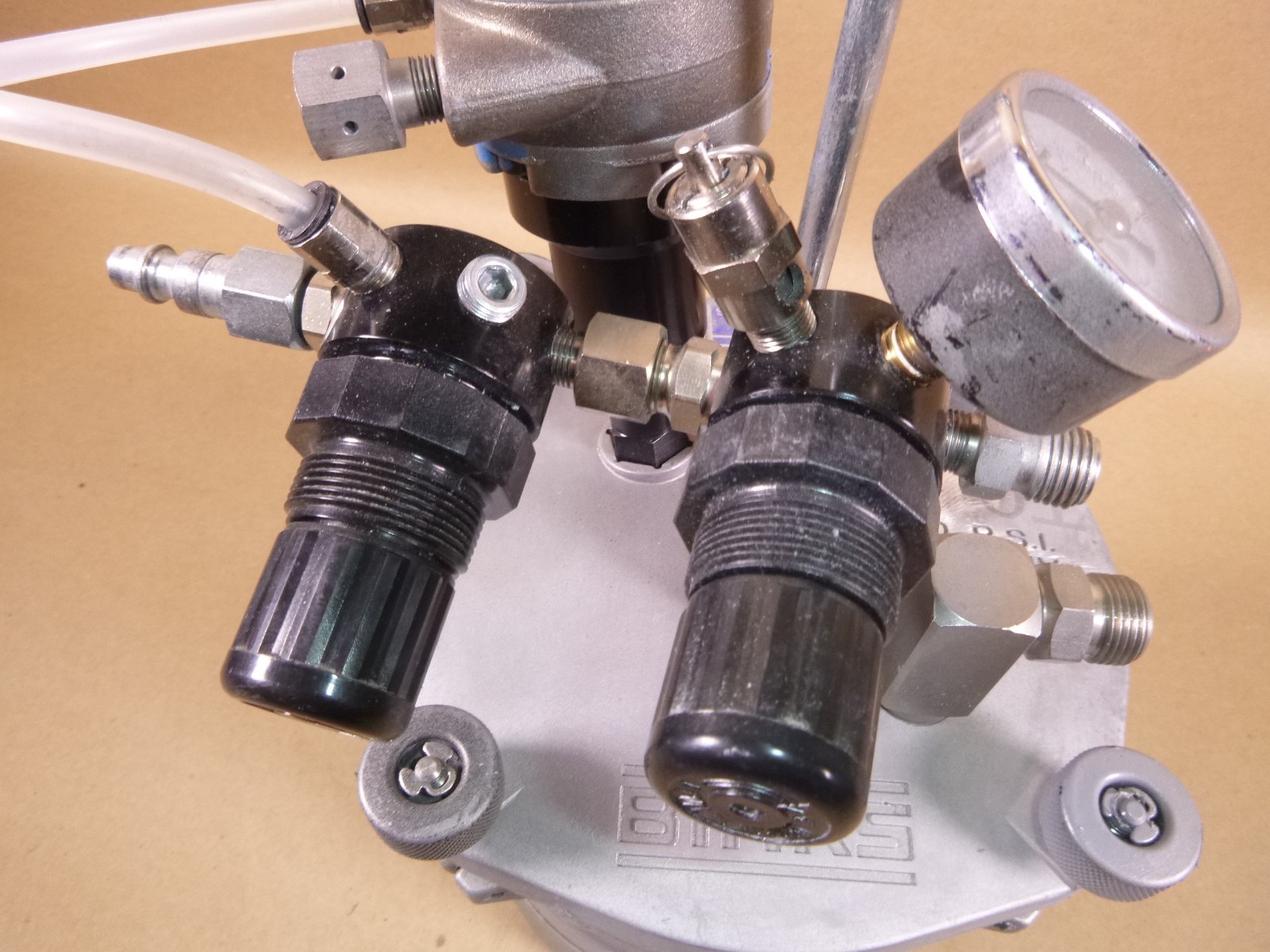 Binks SG2 Plus Pressure Cup Model 80-651 With Gast Rotary Agitator 2 Quart