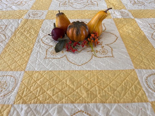 Vintage Quilt - handbestickt - Gelbgold & Weiß 81" x 83" - Bild 4 von 18