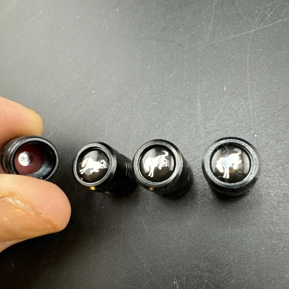 4x Tapas de aire de aluminio negro con vástago de válvula de neumático para Ford Mustang📦 Foto 2 de 4