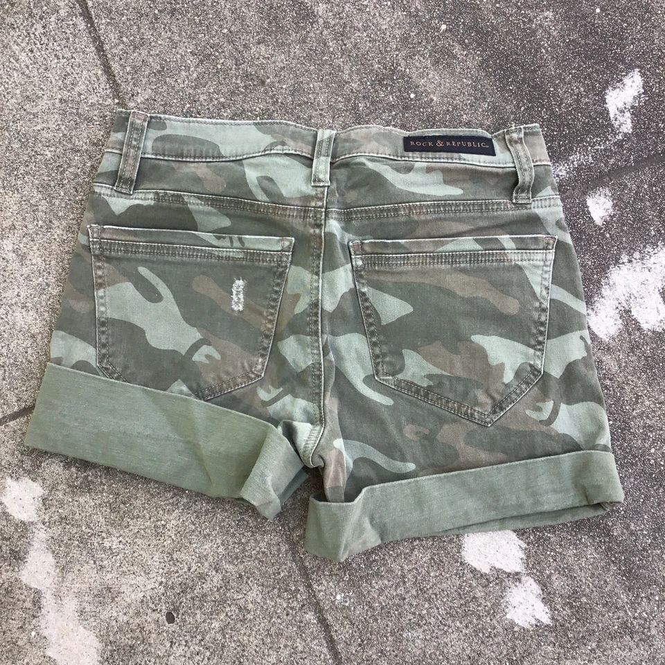 Оливковые зеленые камуфляжные шорты Rock & Republic 28 Distress - Изображение 2 из 4